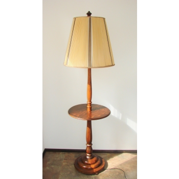 Lampa stojąca z drewnianym stolikiem lata 40